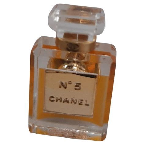 cerco spilla chanel forma profumo n5